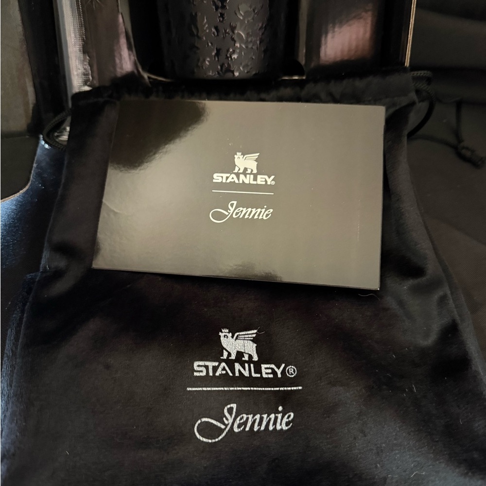 New Stanley 40oz Black Special Edition Jennie Ruby Box Dust Bag Very Nice - Picture 4 of 10
